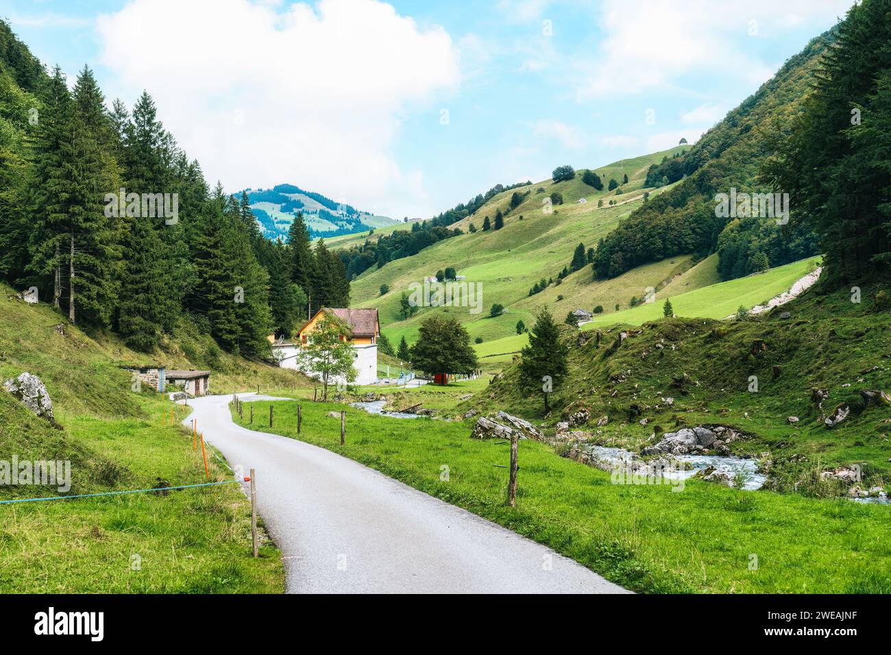 Ländliche Szene des rustikalen Dorfes im Tal während des Wanderweges Seealpsee im Sommer in Appenzell, Schweiz Stockfoto
