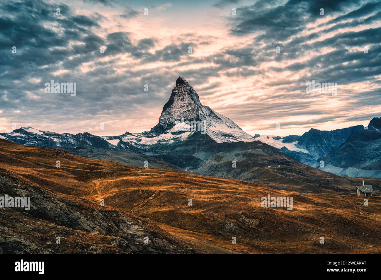 Landschaft des Matterhorns, ikonischer Berg der Schweizer Alpen, im Herbst morgens in der Schweiz Stockfoto