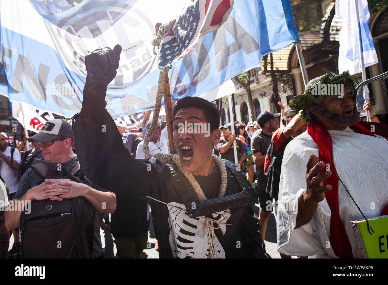 Buenos Aires, Argentinien. Januar 2024. Während einer Demonstration gegen die Arbeitsmarktreformen der neuen ultraliberalen Regierung von Präsident Milei am Tag eines Generalstreiks schreien die Menschen Slogans. Quelle: Martin Cossarini/dpa/Alamy Live News Stockfoto