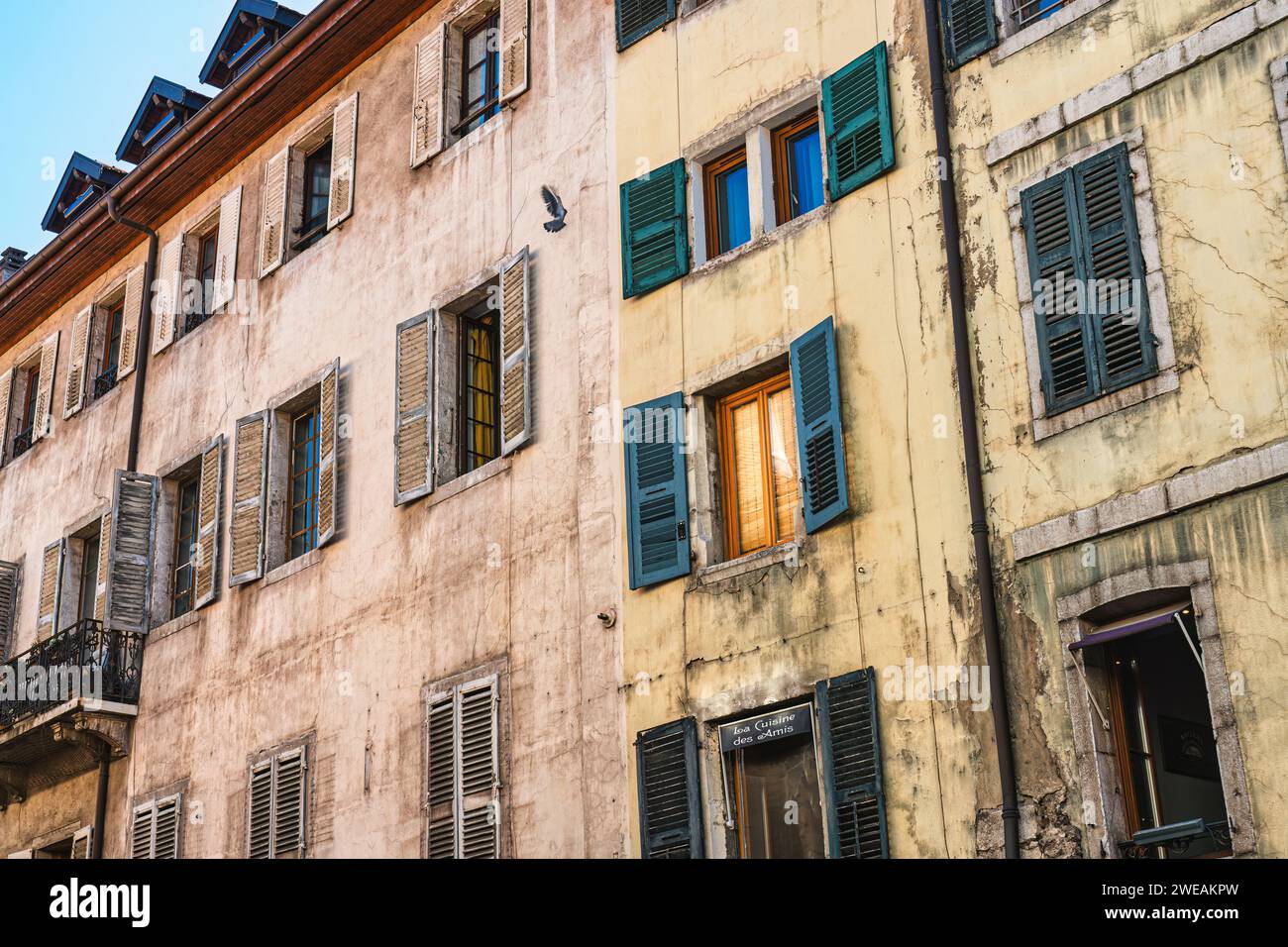 Verwittertes Außengebäude mit Fenstern der mittelalterlichen Altstadt in Annecy, Frankreich Stockfoto