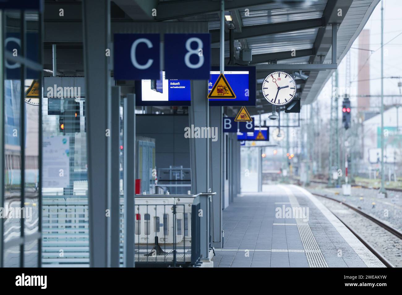 24.01.2024, Streik der Lokfuehrergewerkschaft GDL, Anzeigetafel und