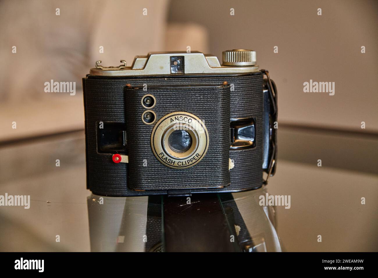 Vintage-Kamera auf Glastisch mit Reflexion Stockfoto