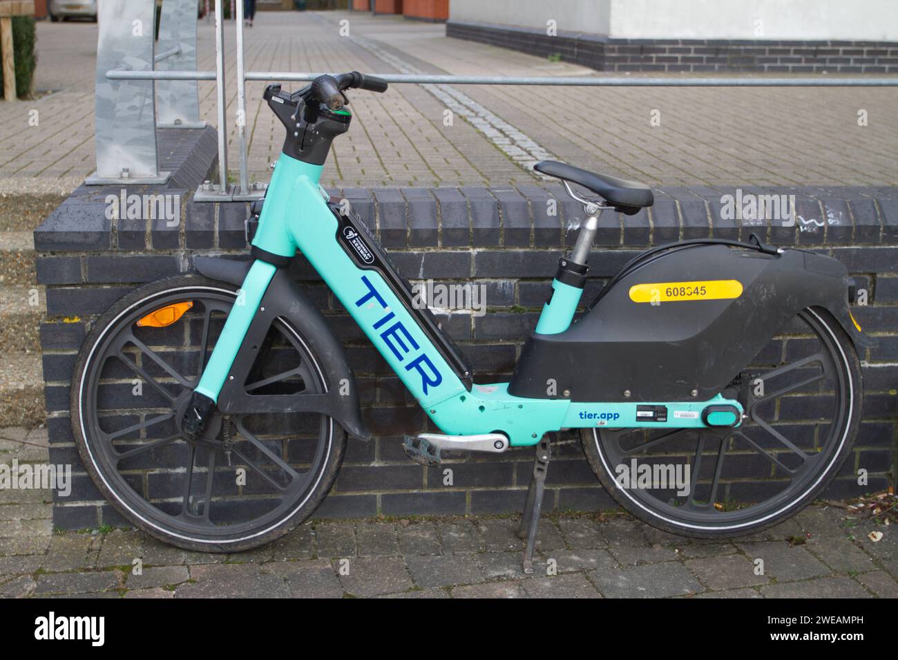 Ein E-Bike, das von TIER betrieben wird, einem Betreiber von Mikromobilität, der in Colchester, Essex, E-Bikes eingesetzt hat, um längere Fahrten in der Stadt zu erleichtern. Stockfoto
