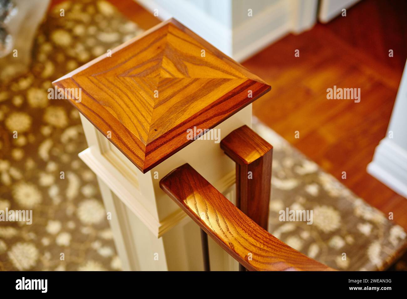 Elegante Holztreppe im Designer-Haus Stockfoto