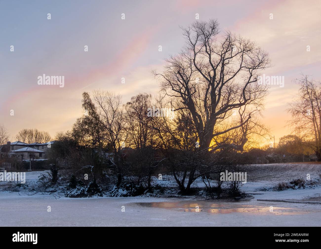 Eine Winterszene bei Sonnenaufgang in Chislehurst, Kent, Großbritannien. Stockfoto