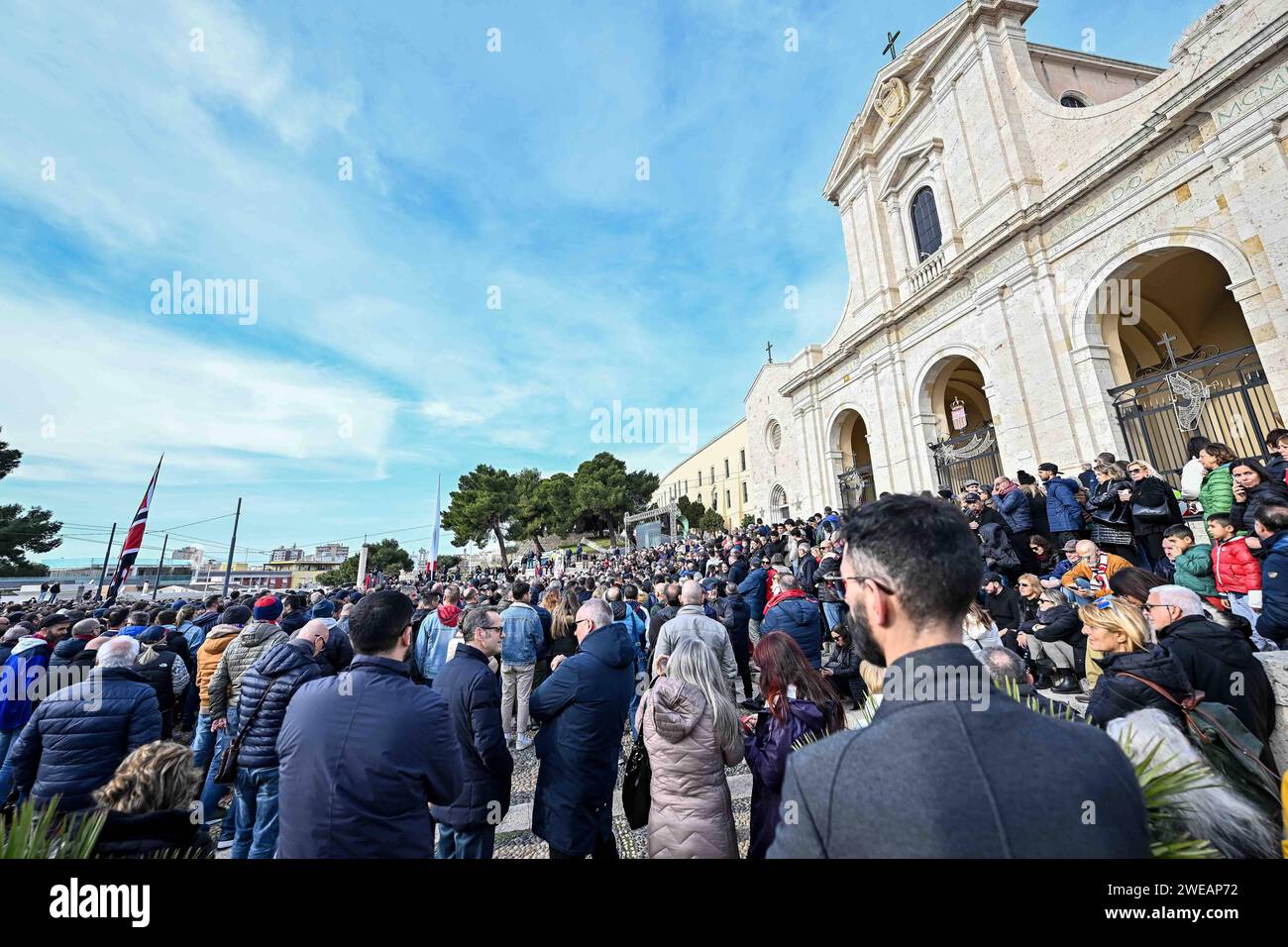 News - Gigi Riva Beerdigung Piazzale Cattedrale di Bonario gremita di tifosi, Vorderseite der Kirche voller Menschen während Gigi Riva Beerdigung, Nachrichten in Cagliari, Italien, 24. Januar 2024 Cagliari Nostra Signora di Bonaria Italien Copyright: XLuigixCanux/xLiveMediax LPN 1210722 Stockfoto