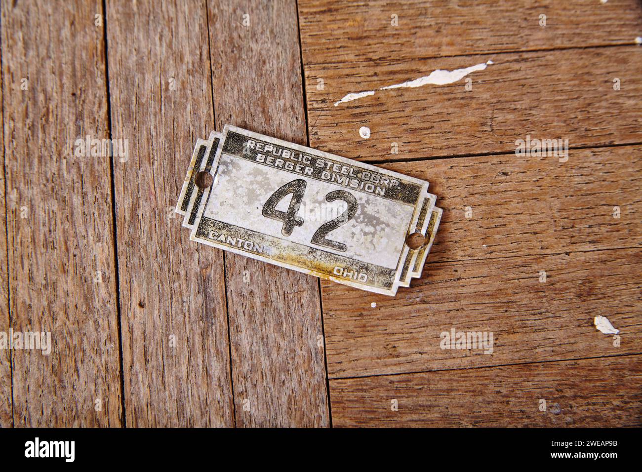 Vintage 42 Steel Corp Tag auf verwittertem Holz Stockfoto