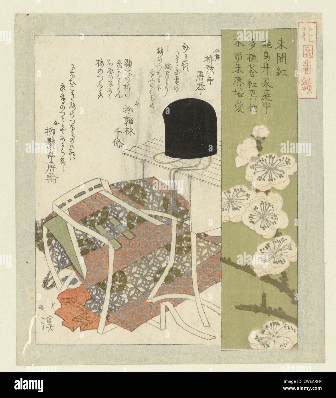 Das noch nicht geöffnete rote, Totoya Hokkei, 1823 gedruckte, gefaltete zeremonielle Gewand aus Brokaat und ein Hofhut (Eboshi) auf einem Standard. Daneben blühte Pflaumenblüte vor grünem Hintergrund. Mit drei Gedichten. Japan Papier Farbe Holzschnitt / Polierkleidung für offizielle Anlässe. Kopf – Zahnrad. Pflanzen; Vegetation (+ Blüten, Blüten, Blüten) Stockfoto