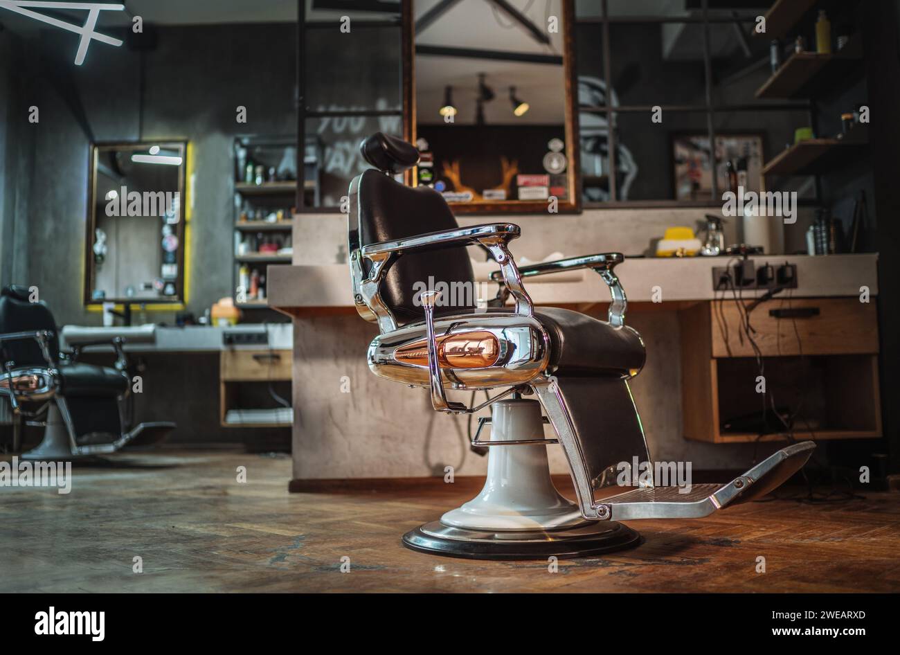 Stilvolles Friseurstudio mit Vintage-Flair, klassischer Sessel – Fusion aus Luxus für kleine Unternehmen und professionellem Service im Retro-Loft-Ambiente Stockfoto