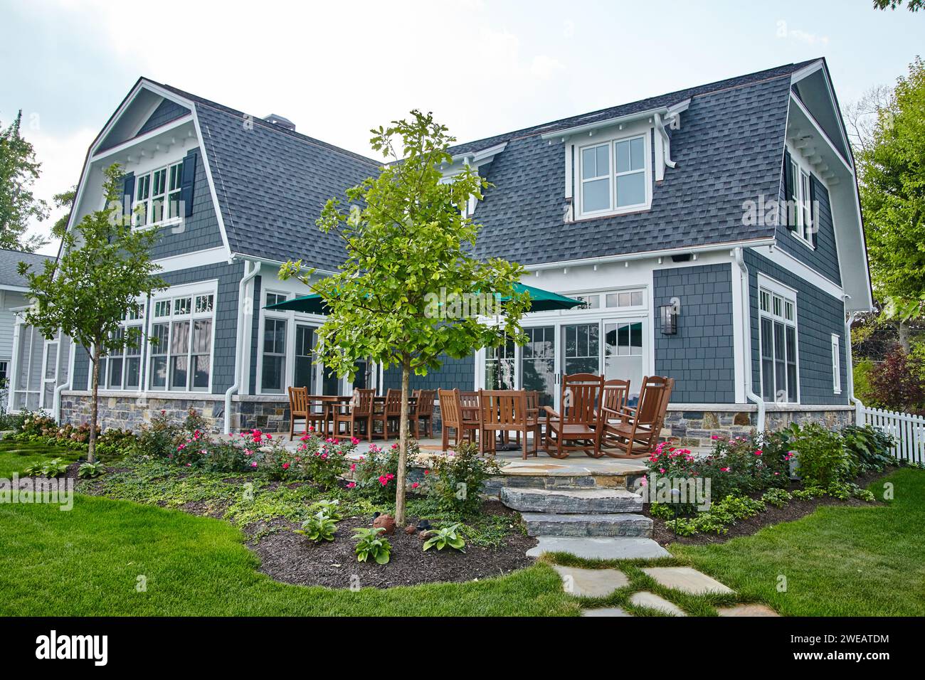 Modernes Handwerkerhaus mit gepflegtem Garten und Terrasse Stockfoto