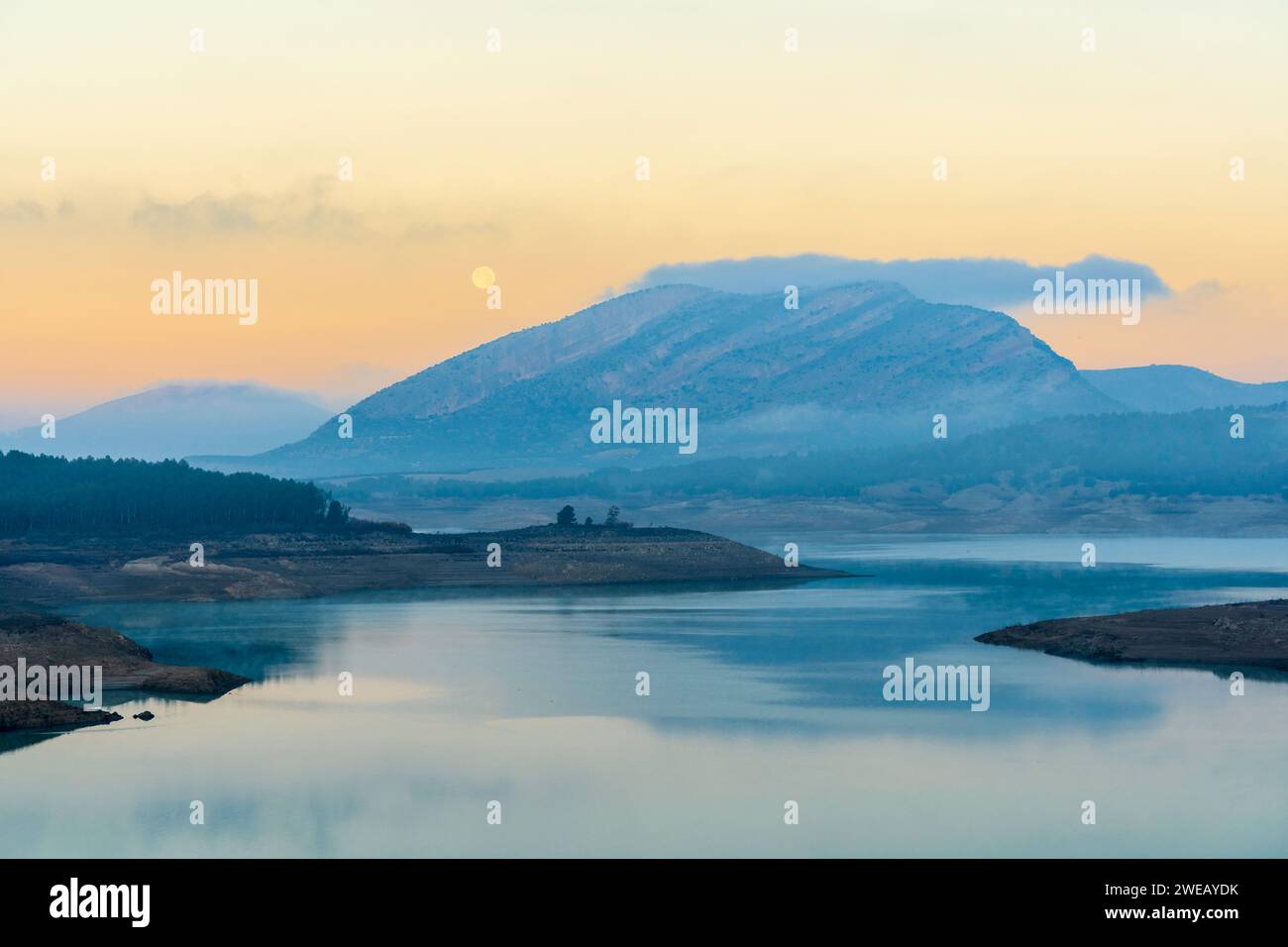 Guadalhorce Reservoir bei Sonnenaufgang bei Vollmond (Spanien) Stockfoto