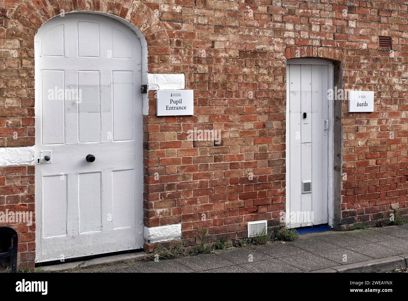 Separate Eingänge für Schüler und Lehrer, genannt Bards, in Stratford upon Avon, dem Haus des Bard William Shakespeare. Stockfoto