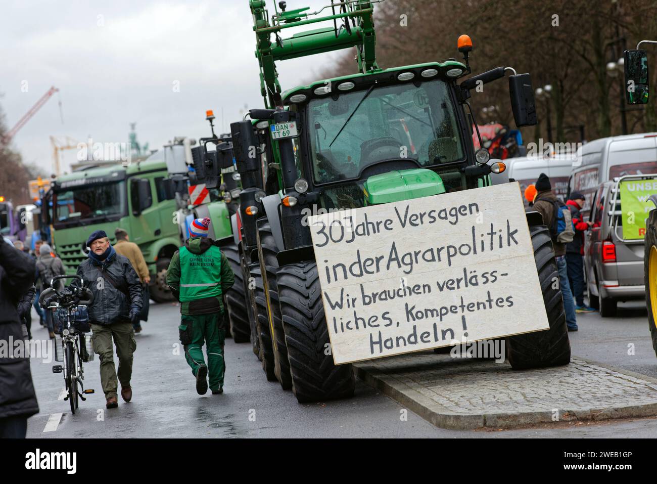 Berlin, Deutschland, DEU - Bauerndemonstration gegen die Agrarpolitik der Bundesregierung 15.01.2024, Berlin, Deutschland, DEU - Bauerndemonstration gegen die Agrarpolitik der Bundesregierung. Landwirte, Handwerker, Spediteure und Angehörige des Transportgewerbes demonstrieren mit ihren Traktoren und Lastkraftwagen auf der Straße des 17. Juni. Ihr protestiert richtet sich gegen die Abschaffung des subventionierten Agrardiesels und die Aufhebung der Kfz-Steuerbefreiung für Landwirte. MODELLVERSION 00U240115D014CARO.JPG: NEIN, EIGENSCHAFTSFREIGABE: NEIN c caro Images / Stefan Trappe, http://www.caro-images. Stockfoto