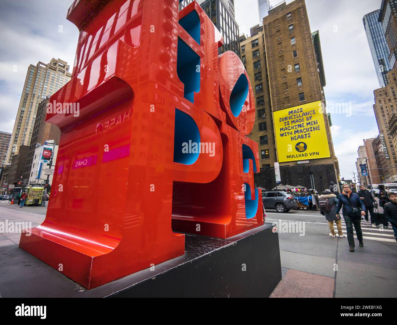 Robert Indianas Skulptur „Hope“ mit einer Werbung für das schwedische Mullvad VPN und Internet-Browser, am Sonntag, den 14. Januar 2024 in Midtown Manhattan. (© Richard B. Levine) Stockfoto