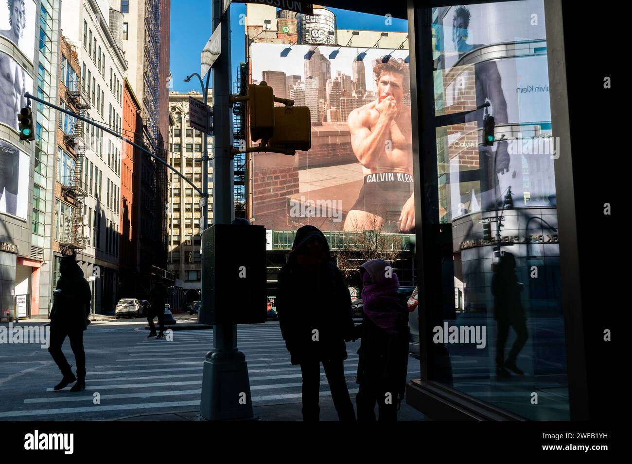 Die Calvin Klein Plakatwand mit dem Schauspieler Jeremy Allen White im New Yorker Stadtteil Soho, die für die Unterwäsche ihrer Männer werben, wurde am Sonntag, den 21. Januar 2024, gezeigt. (© Richard B. Levine) Stockfoto