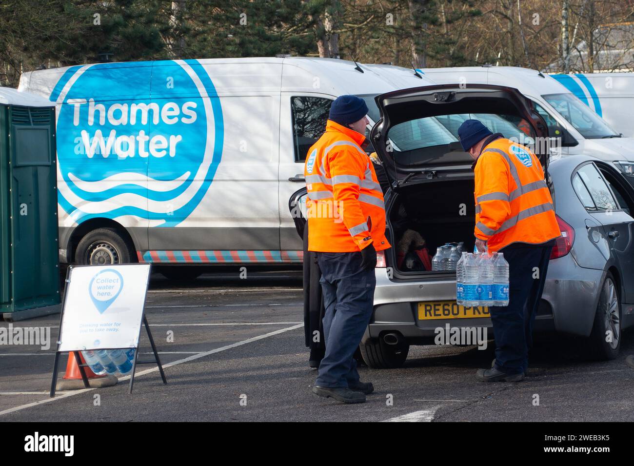 Reading, Großbritannien. Januar 2024. Die Wassergesellschaft Thames Water gab heute wieder Notvorräte mit Flaschenwasser an die Bewohner des Tesco Extra Parkplatzes an der Napier Road in Reading, Berkshire. Die Einwohner in Reading, Pangbourne und Tilehurst in den Postleitzahlen RG1, RG30 und RG31 sowie in den Gebieten RG40 und RG41 haben entweder kein Wasser oder einen niedrigen Wasserdruck. Thames Water sagt, dass dies auf eine Reihe von geplatzten Wasserleitungen infolge der jüngsten Kälte und auch auf eine geplatzte Leitung zurückzuführen ist. Es gab einige wütende Beiträge über Themse Water in sozialen Medien nach der Wasserversorgung i Stockfoto