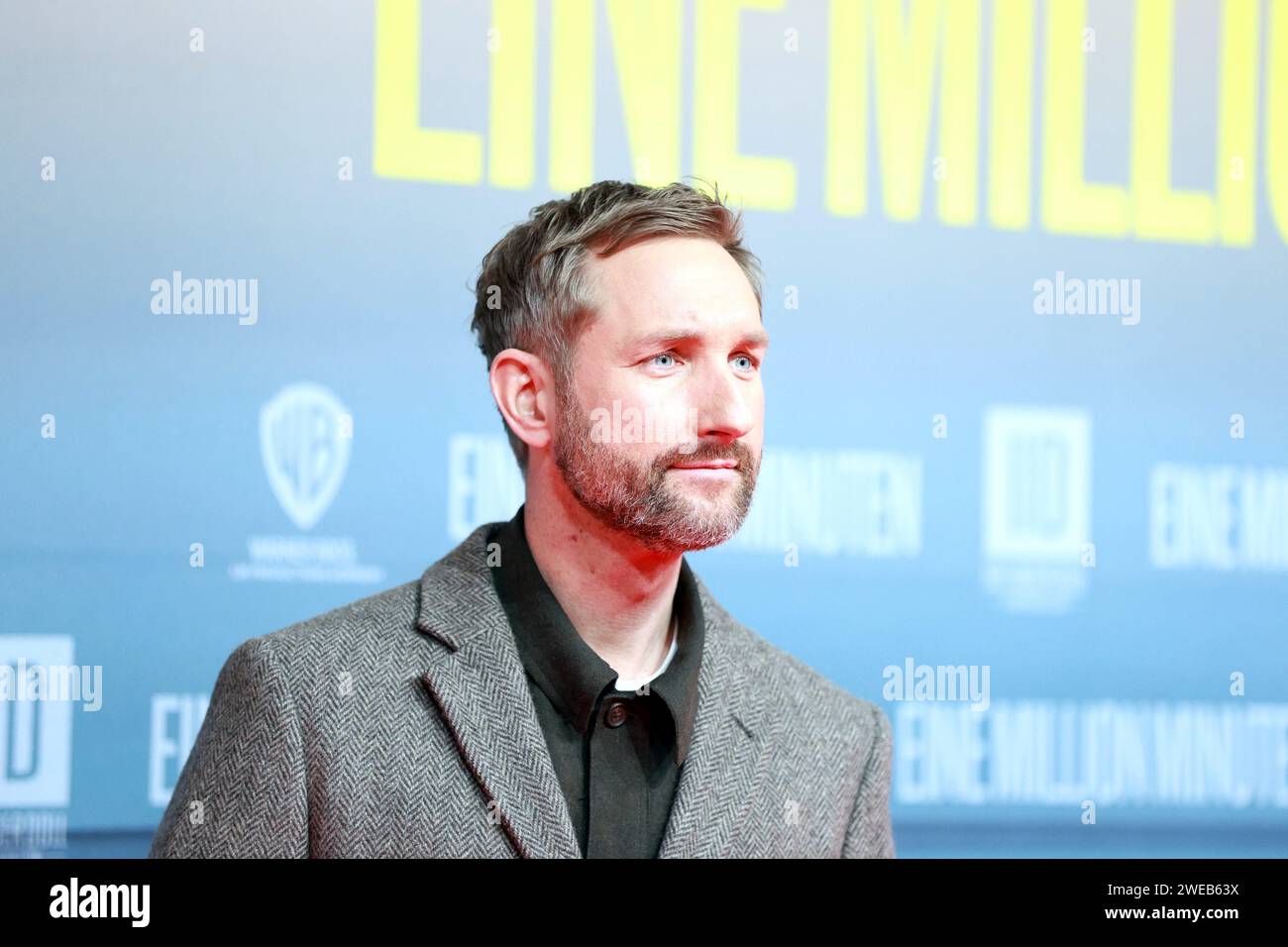 Berlin, Deutschland. Januar 2024. Berlin: Uraufführung von „eine Million Minuten“ im Zoopalast. Daniel Boschmann, ein deutscher Fernsehmoderator, auf dem roten Teppich kurz vor der Uraufführung des Films „Eine Million Minuten“ vor dem Zoopalast. (Foto: Simone Kuhlmey/Pacific Press/SIPA USA) Credit: SIPA USA/Alamy Live News Stockfoto