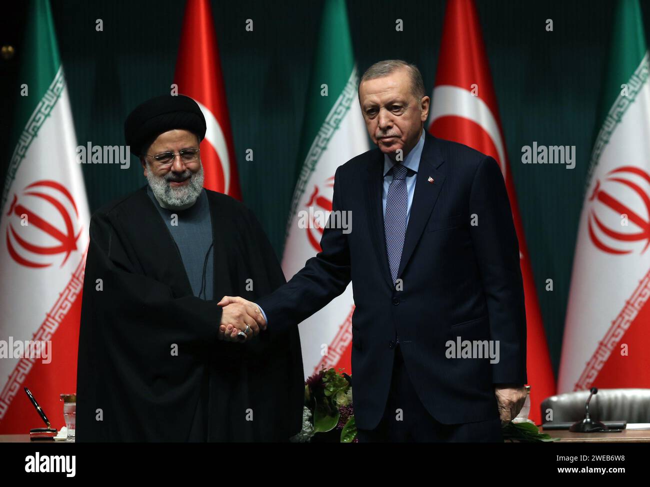 Ankara, T¨¹rkiye. Januar 2024. Der türkische Präsident Recep Tayyip Erdogan (R) schüttelt dem iranischen Präsidenten Ebrahim Raisi bei einer gemeinsamen Pressekonferenz in Ankara, T¨¹rkiye, am 24. Januar 2024 die Hand. Der iranische Präsident Ebrahim Raisi sagte am Mittwoch, Iran und T¨¹rkiye hätten sich das Ziel gesetzt, den bilateralen Handel auf 30 Milliarden Dollar pro Jahr anzuheben, was angesichts ihrer Kapazitäten erreichbar ist. Quelle: Mustafa Kaya/Xinhua/Alamy Live News Stockfoto