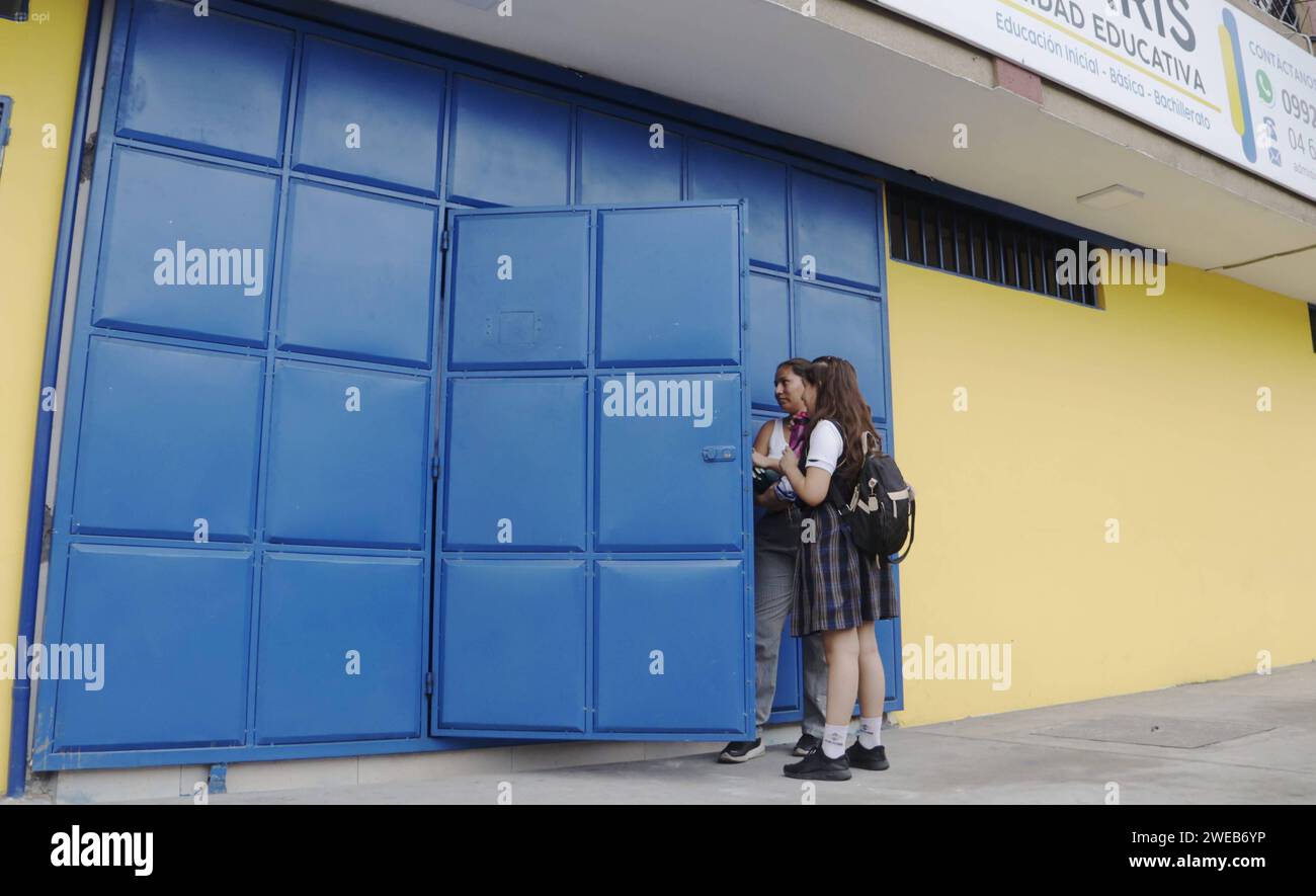 GYE-RETORNO CLASES Guayaquil, miÃ rcoles 24 de enero del 2024 Con el anuncio de parte del Ministro de Educacion del regreso progresivo a clases präenciales, durante recorrido en Guayaquil, se constato que pocas volvieron, pero no en todas anunciaron su retorno por miedo. EN una unidad educativa del norte de Guayaquil foto hubo asistencia de menos del 50% de sus estudiantes. Fotos:CÃ sar Munoz/API Guayaquil Guayas Ecuador SOI-GYE-RETORNOCLASES-c154edd13c8731180cb6b1caf2e335d6 *** GYE RÜCKKEHR ZU KLASSEN Guayaquil, Mittwoch, 24. Januar 2024 mit der Ankündigung durch den Bildungsminister von Stockfoto