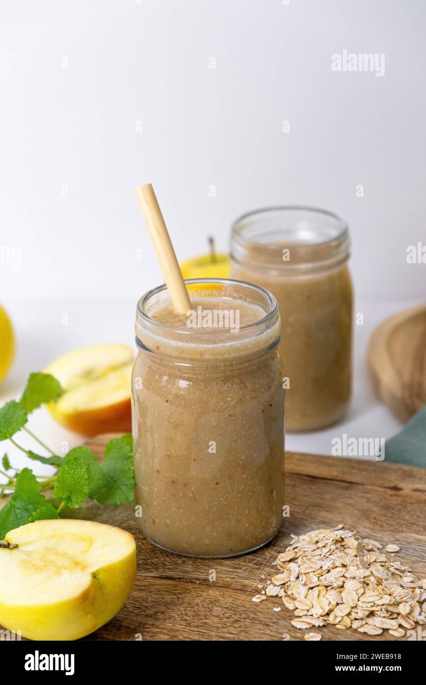 Apfel-Bananen-Smoothie mit Haferflocken. Vertikales Foto Stockfoto