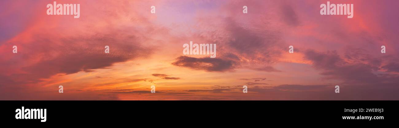 Romantischer Himmel mit Wolken bei Sonnenuntergang. Dramatisches Wolkenpanorama. Stockfoto