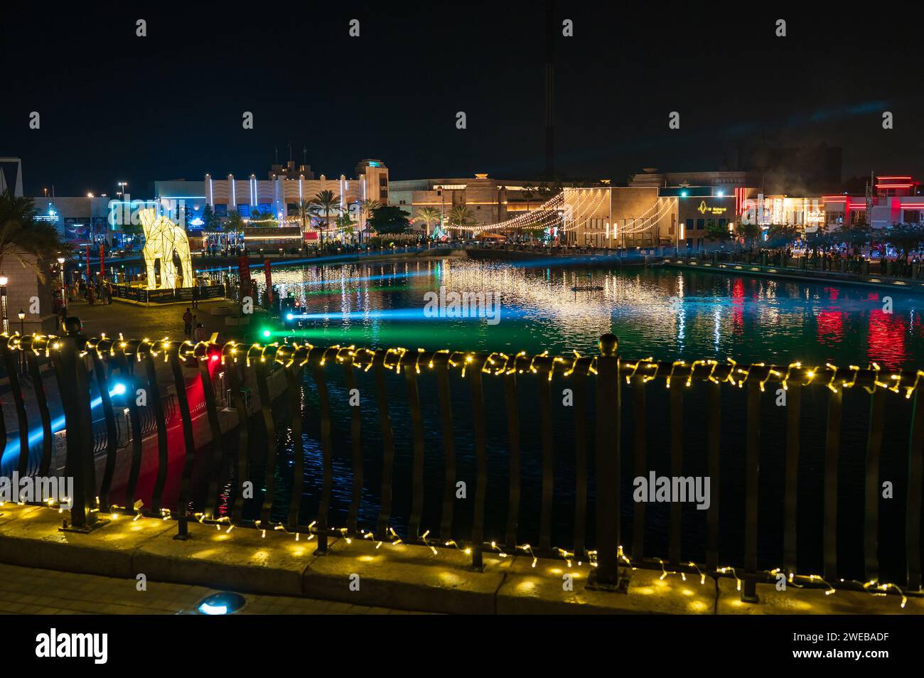 Dubai, Vereinigte Arabische Emirate - 3. Dezember 2023: Nachtlicht-Lasershow über dem Freizeitpark Riverland mit Attraktionen, Spielplätzen und p Stockfoto