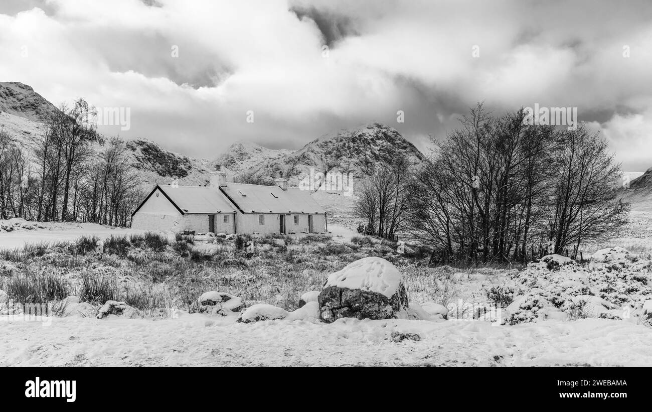 Eine schneebedeckte Szene von Blackrock Cottage in Glencoe Stockfoto