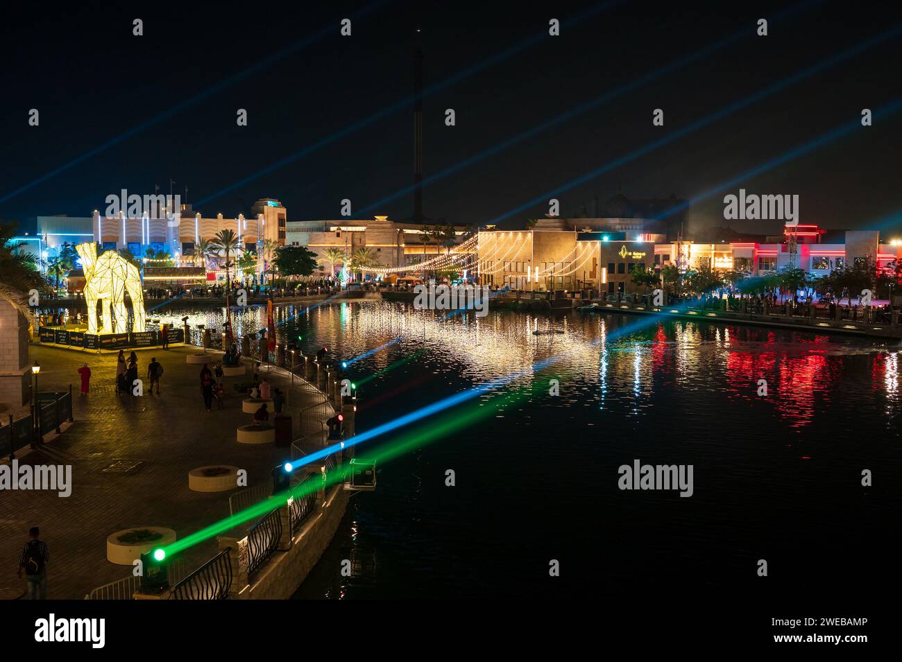 Dubai, Vereinigte Arabische Emirate - 3. Dezember 2023: Nachtlicht-Lasershow über dem Freizeitpark Riverland mit Attraktionen, Spielplätzen und p Stockfoto