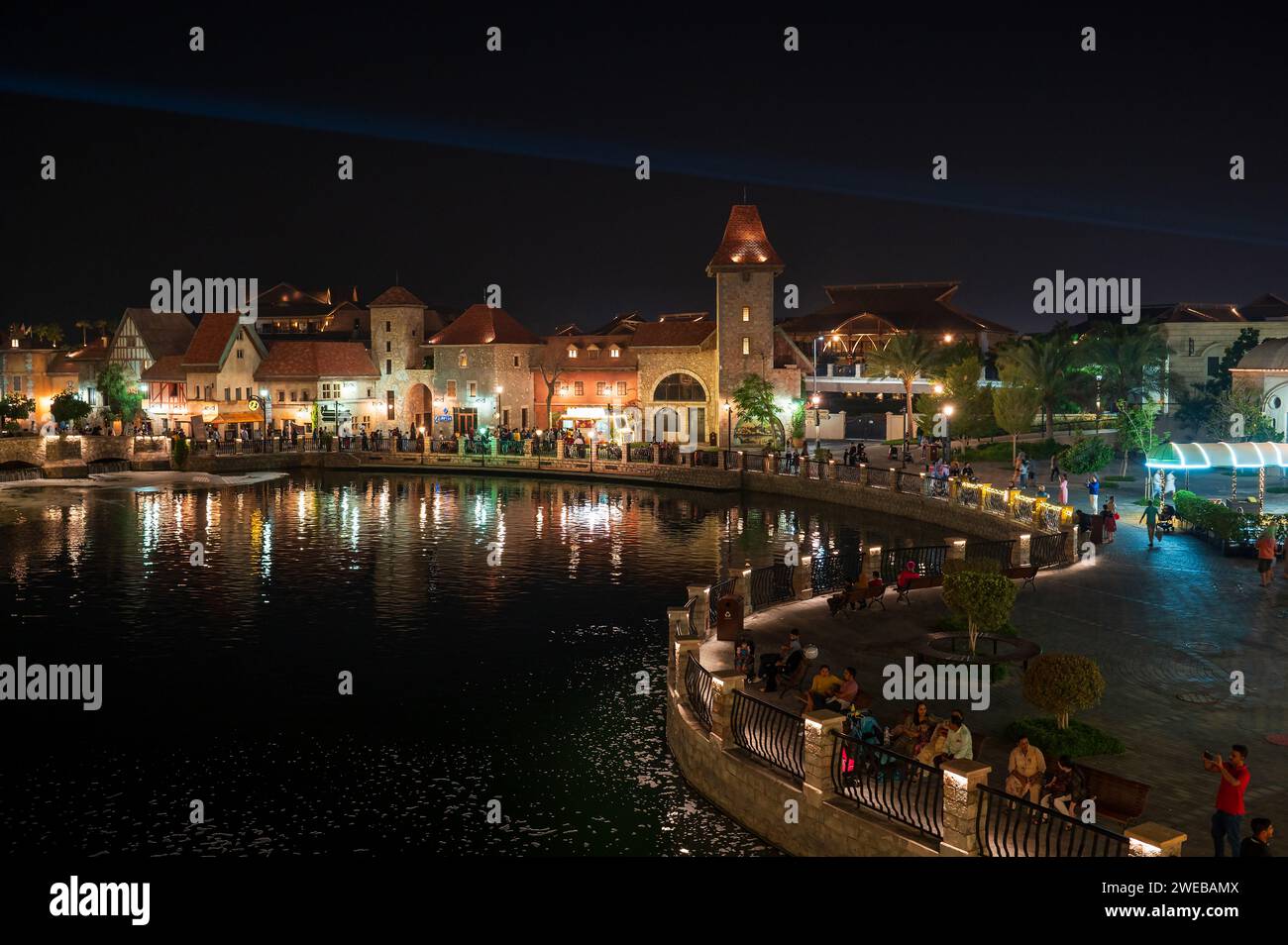 Dubai, Vereinigte Arabische Emirate - 3. Dezember 2023: Französisch inspirierte Architektur im Herzen von Dubais Freizeitpark Riverland in Dubai beleuchteten Künstlern Stockfoto