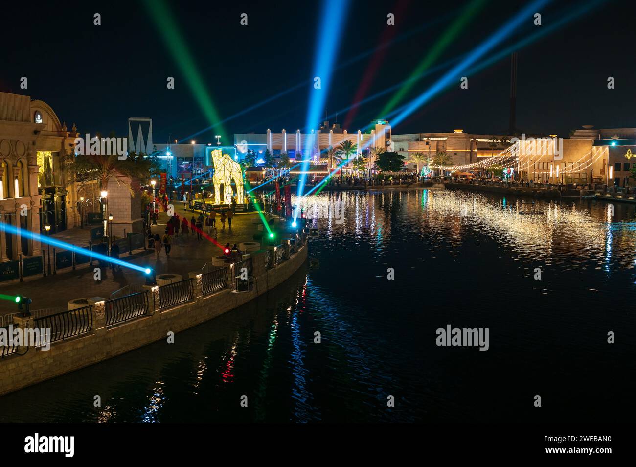 Dubai, Vereinigte Arabische Emirate - 3. Dezember 2023: Nachtlicht-Lasershow über dem Freizeitpark Riverland mit Attraktionen, Spielplätzen und p Stockfoto