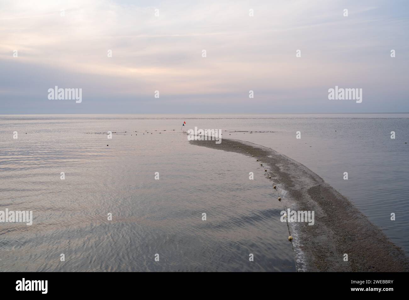 Fischernetz, eine Fischfalle im Meer, im Sommer konstant niedriger Wasserstand. Stockfoto