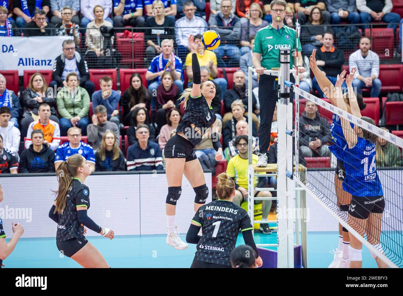 Celine Van Gestel (Ladies in Black Aachen, #09) vs. Stuttgarter Block aus Maria Segura Palleres (Allianz MTV Stuttgart, #03) und Kayla Haneline (Allianz MTV Stuttgart, #16) Allianz MTV Stuttgart - Ladies in Black Aachen, Sport, Volleyball Bundesliga, Frauen, VBL, Saison 2023/24, 24.01.2024, Stuttgart (SCHARRena), DEU Foto: Eibner/Sandy Dinkelacker Stockfoto