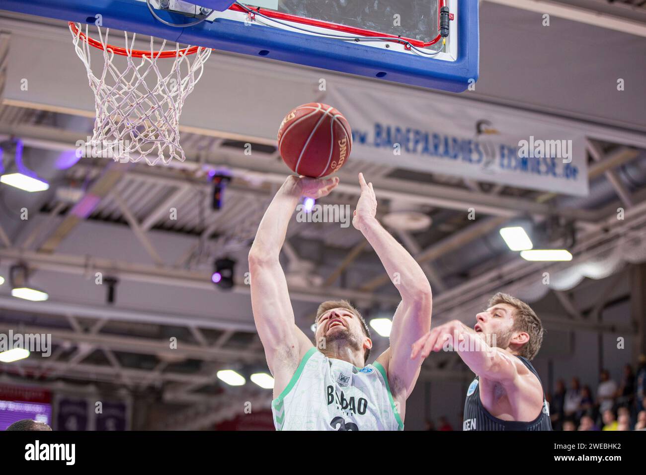 Göttingen, Deutschland 24. Januar 2024: FIBA Europe Cup 2023/2024 - BG Göttingen vs. Surne Bilbao Basket im Bild: Korbwurf Xavi Rabaseda (Bilbao), Stockfoto