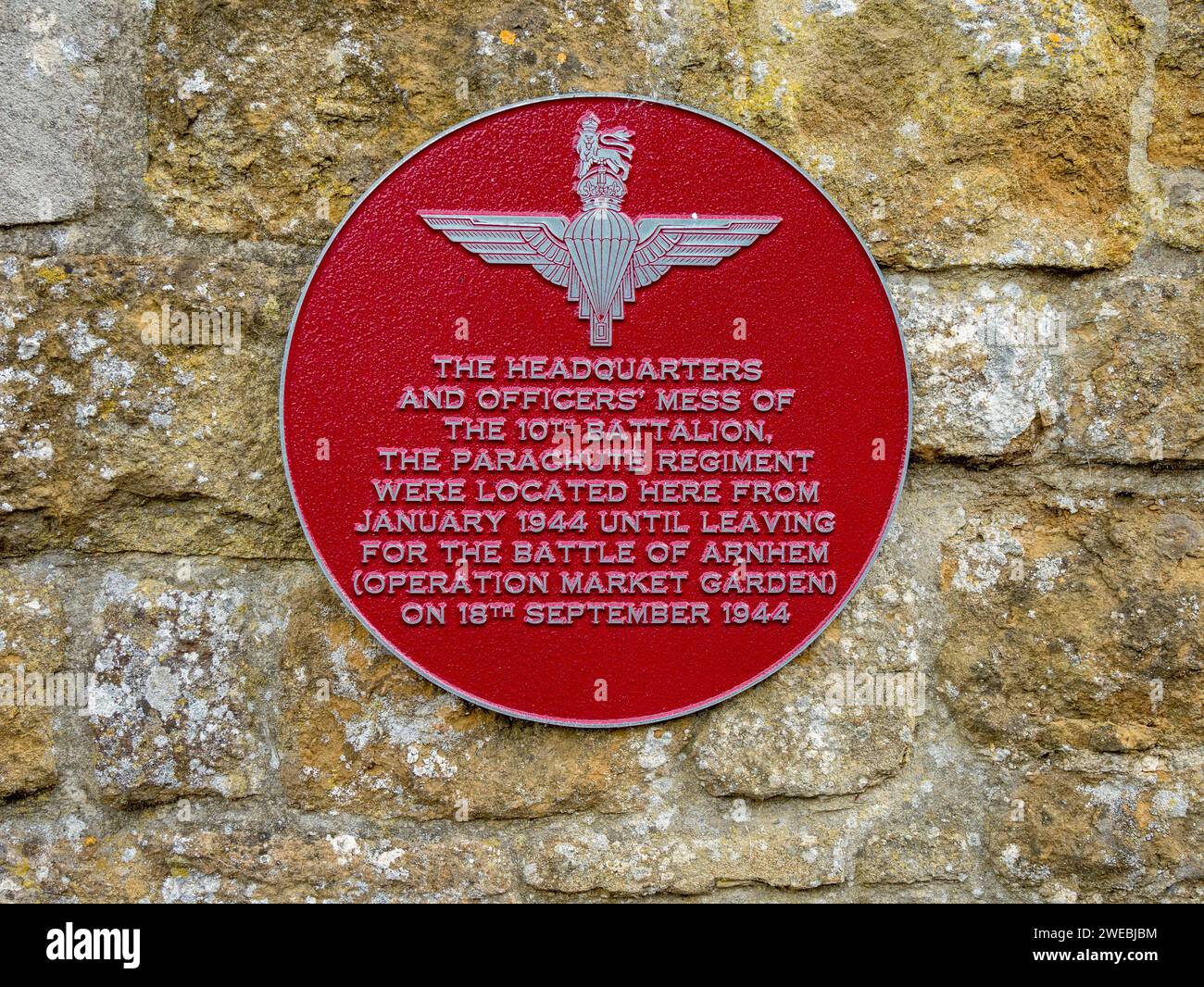 Bataillon Trail – Schild, das den Ort des Offiziersmasses des 10. Bataillons des Fallschirmregiments im Januar 1944 in Somerby, Leicestershire markiert Stockfoto