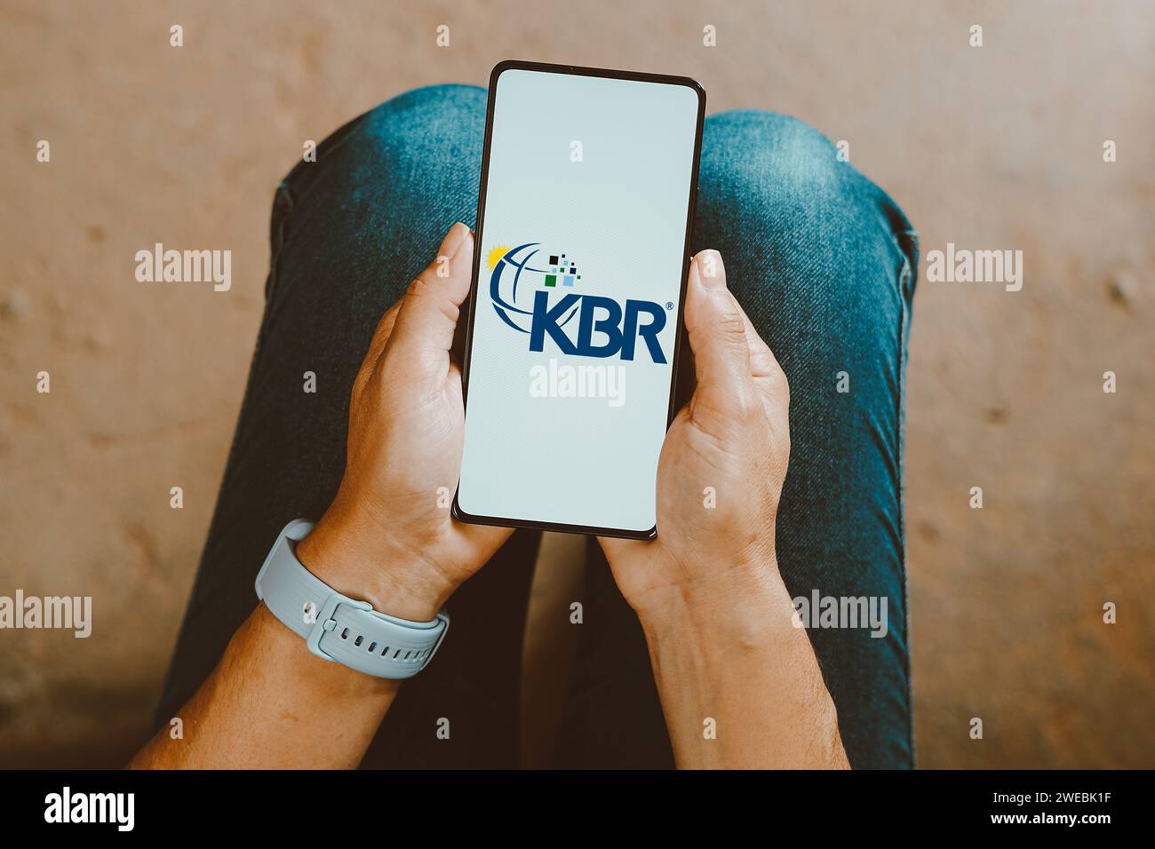 In dieser Abbildung wird das Logo von KBR, Inc auf einem Smartphone-Bildschirm angezeigt. Stockfoto