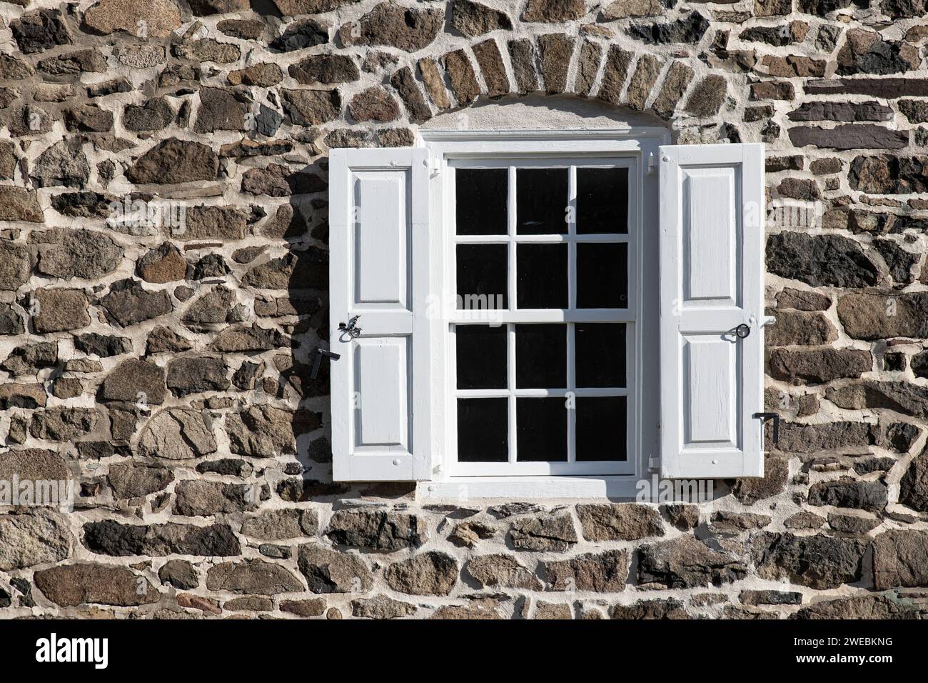 Koloniales Feldsteinhaus. Stockfoto