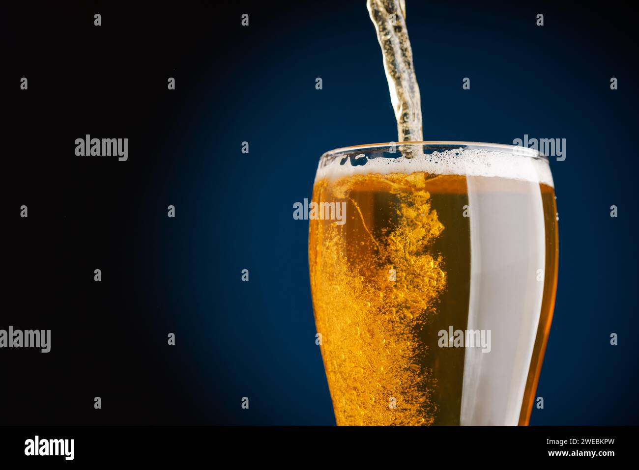 Bier an der Bar gießen: Erfrischende frisch gezapfte Brauerei aus der Nähe. Mit Kopierraum Stockfoto