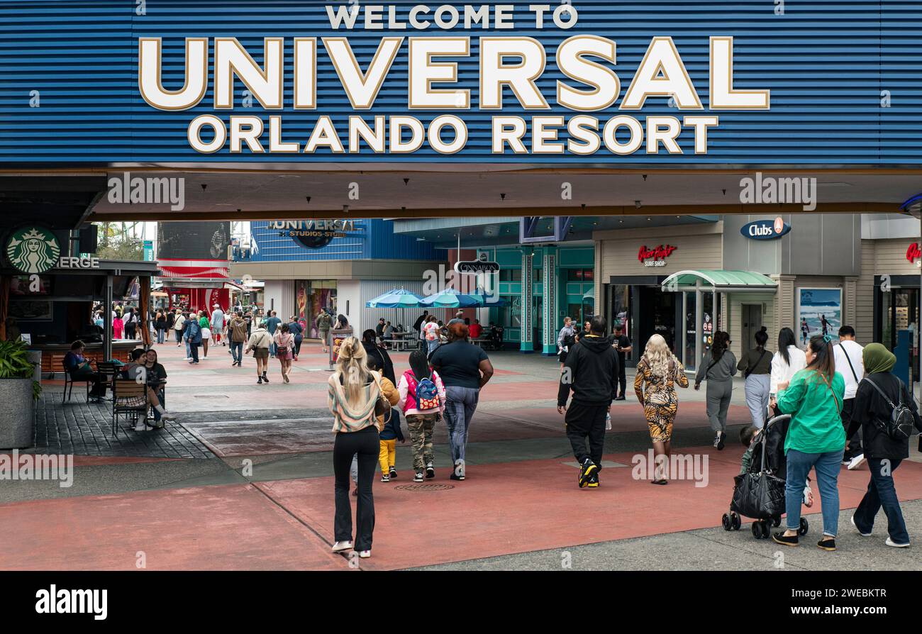 Gäste betreten den Freizeitpark Universal Orlando Resort. Stockfoto