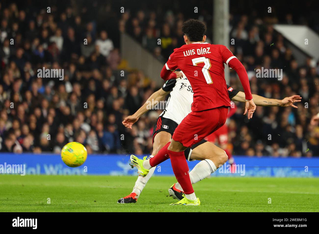 Craven Cottage, Fulham, London, Großbritannien. Januar 2024. Carabao Cup Football Halbfinale, Second Leg, Fulham gegen Liverpool; Luis Diaz von Liverpool schießt und erzielt 0-1 in der 11. Minute Credit: Action Plus Sports/Alamy Live News Stockfoto
