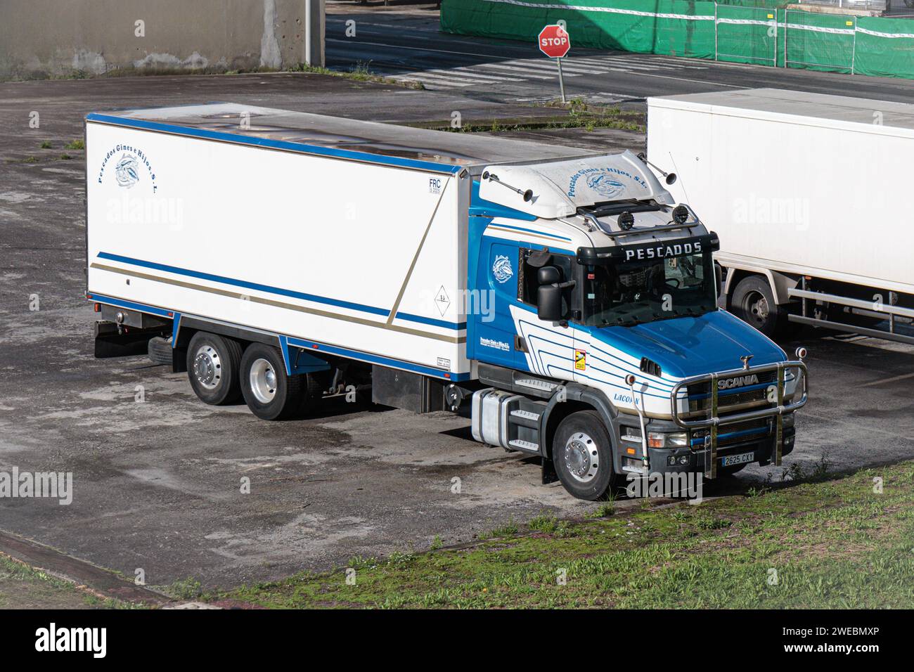 San Sebastian, Spanien – 17. November 2023: Scania T420 124L (Bonneted Cab) auf den Straßen der Stadt Stockfoto