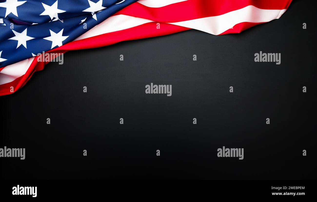 American Flag und schwarzes Schulbrett als Bearbeitungsbereich für deinen Trinkbecher. Konzeptfoto für US-Präsidentschaftswahlen Stockfoto