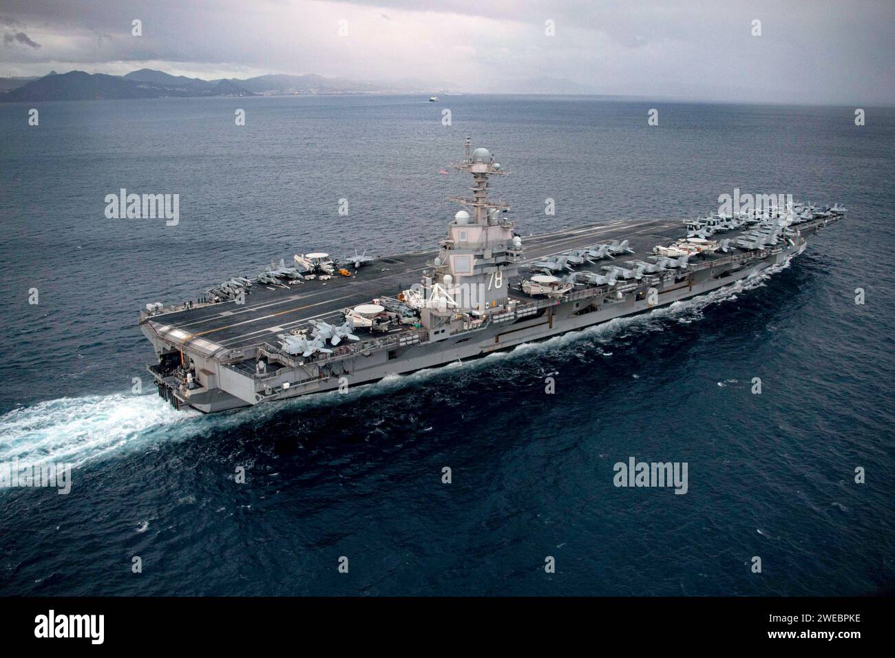 USS Gerald R. Ford, der größte Flugzeugträger der Welt, USS Gerald R. Ford (CVN 78), durchquert die Straße von Gibraltar, 5. Januar 2024. Stockfoto
