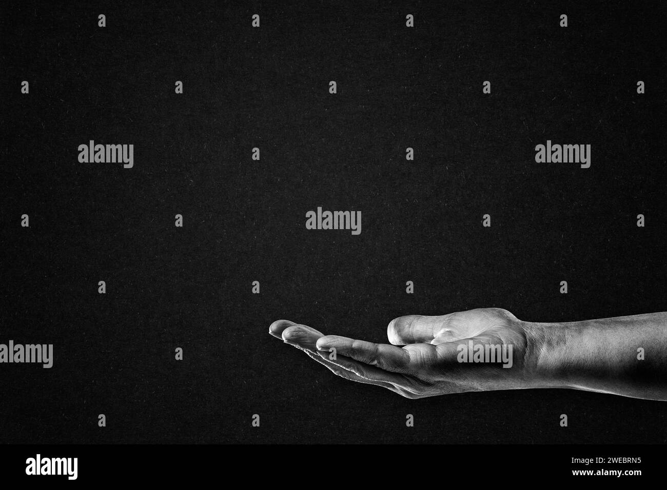 Hand halten Gesten Zeichen in Schwarzweiß auf strukturiertem Papierhintergrund, Kopierraum Stockfoto