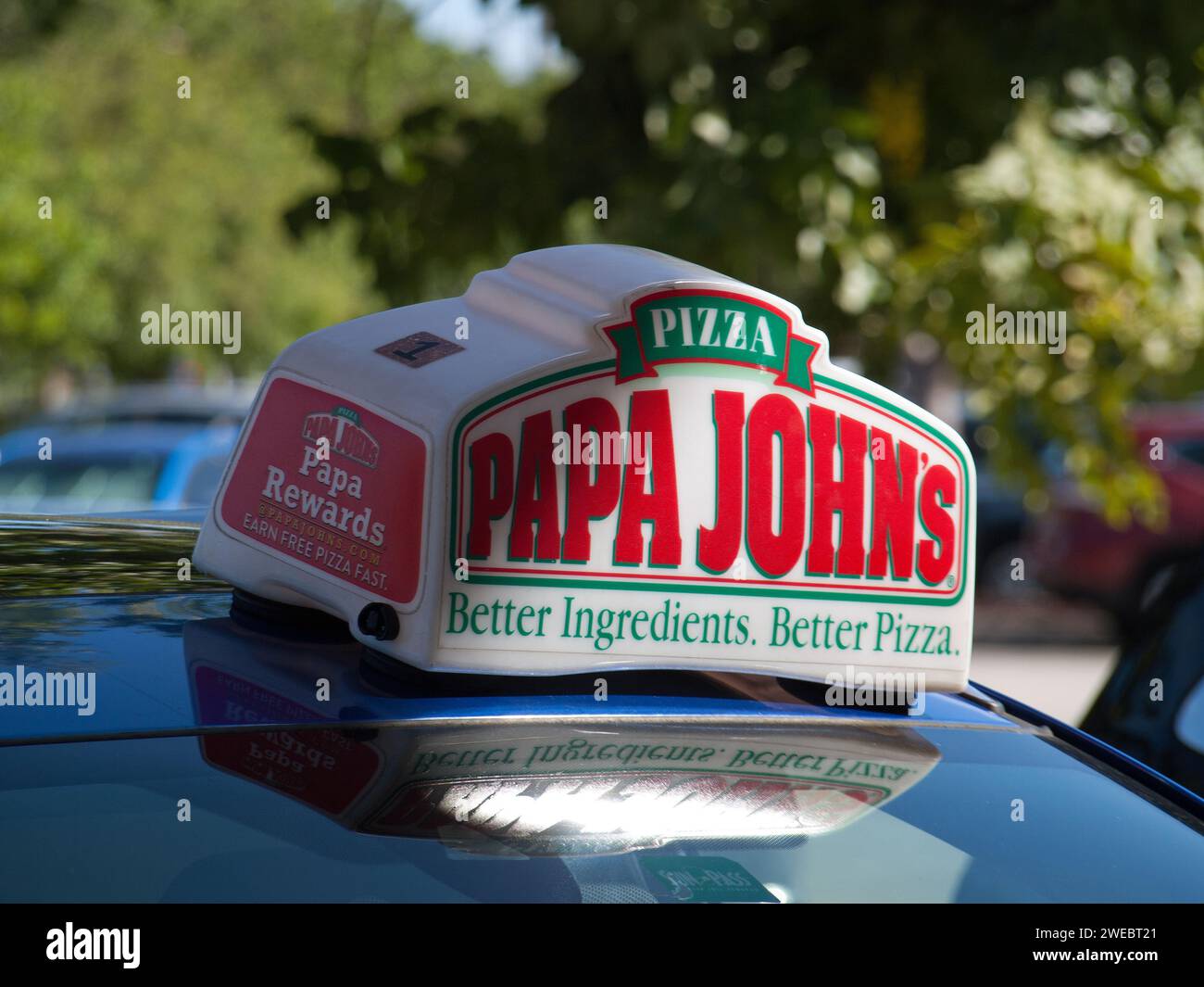 Miami, Florida, USA - 21. November 2023: Pizza Papa Johns Lieferfahrzeug. Befestigung am Dach. Stockfoto