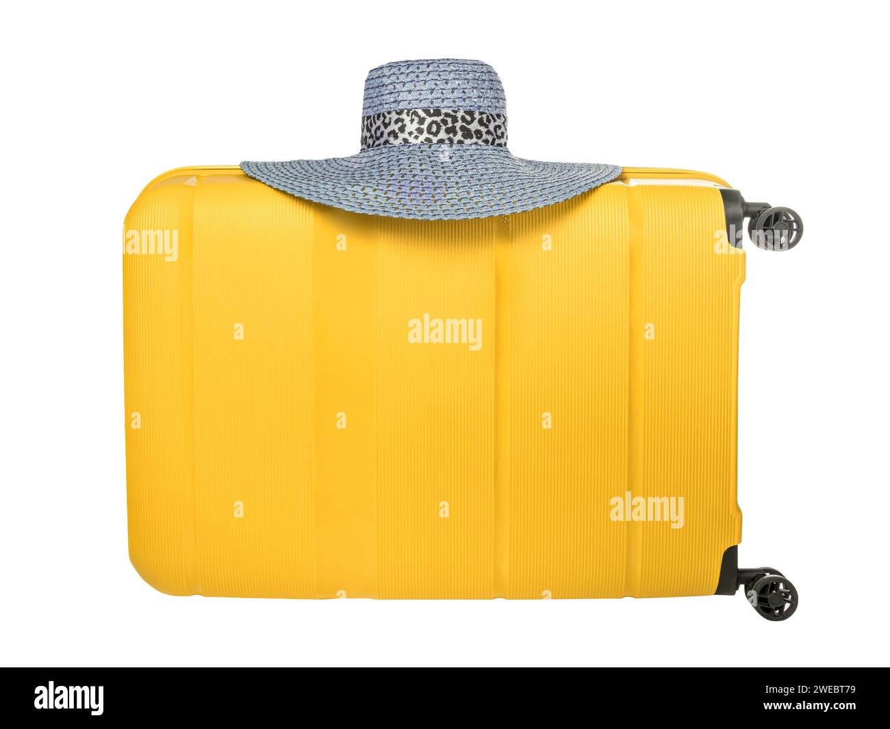 Gelber Reisekoffer mit blauem Hut isoliert auf weißem Hintergrund. Reisekoffer aus Plastik mit Aufhängehut. Reiseurlaubskonzept mit Platz für Sie Stockfoto