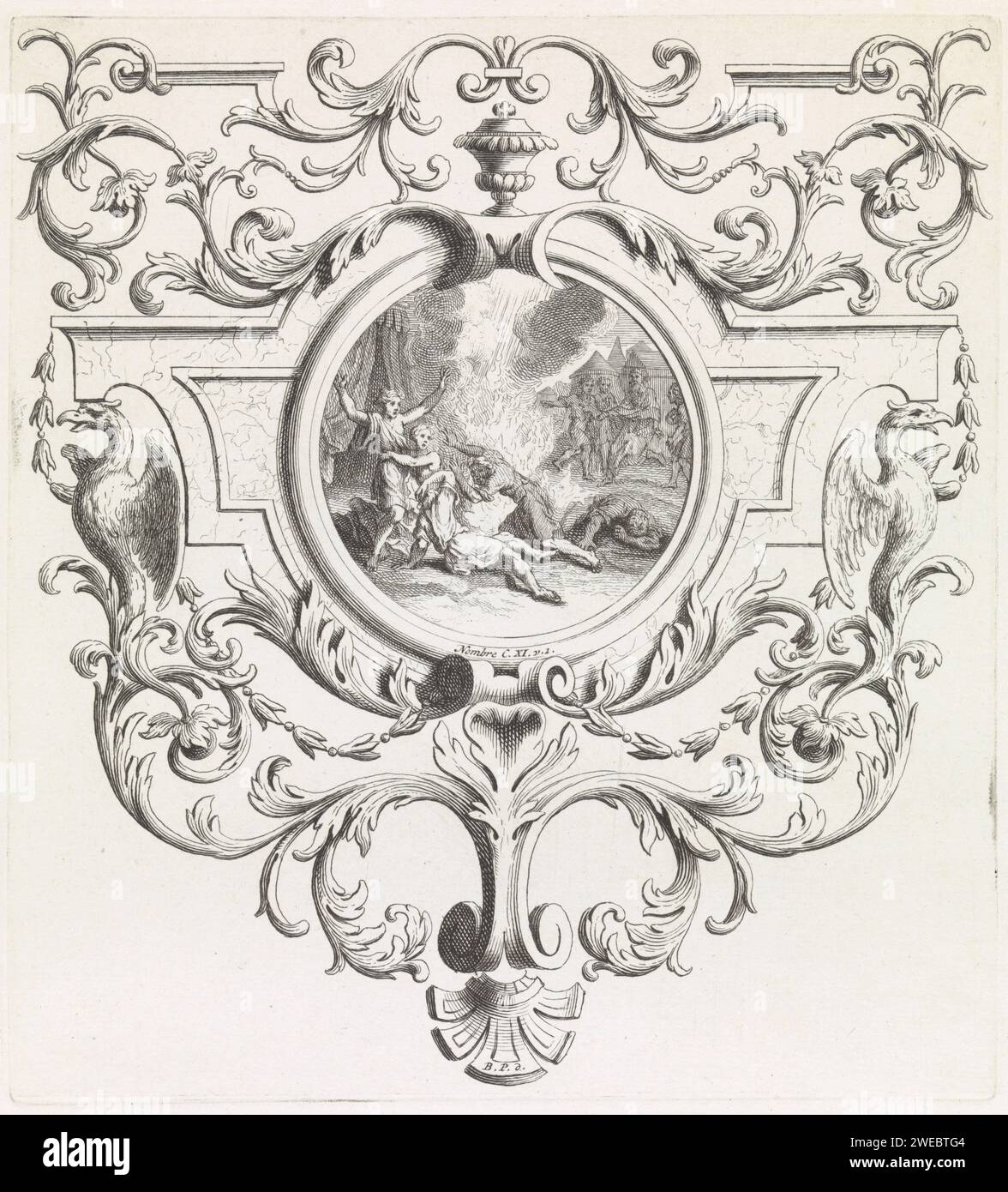 Feuer Gottes tötet Menschen und Ornament mit Waffen, Bernard Picart (Werkstatt), 1683–1733 zwei Aufführungen auf einem Blatt drucken. Wenn sich das Volk Israel in der Wüste beschwert, zündet Gott Zorn an. Am Rande des Lagers tötet das Feuer Gottes verschiedene Menschen. In der Mitte eines Verweises auf den Bibeltext in Num. 11: 1. Die Aufführung ist in einer Zierliste von Laubreben, Vögeln und Walzwerken aufgeführt. Unten: Eine Zierliste von Waffen. Amsterdamer Papierätzung / Gravur Ornament aus tierischen Formen. Scrollwork, Strapwork  Ornament. Laub, Ranken, Äste  Ornament Stockfoto