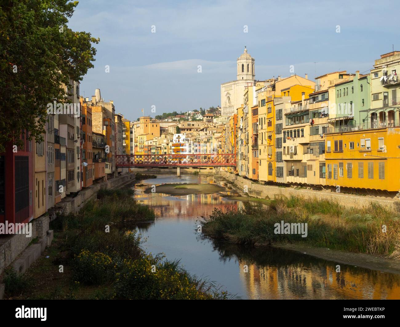 Bunte Häuser am Onyar River, Girona Stockfoto