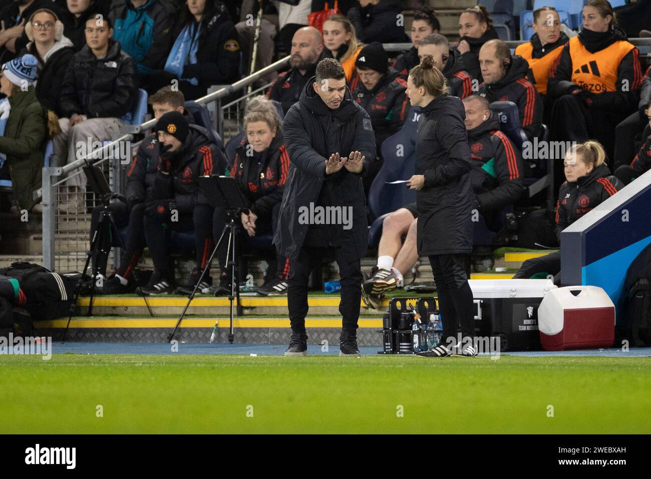 Marc Skinner, Trainer von Manchester United, gestikuliert während eines Gesprächs mit Kirsty Dowle, dem vierten Offiziellen, während DES FA Women's League Cup Gruppe B Spiel zwischen Manchester City und Manchester United am Mittwoch, den 24. Januar 2024, im Joie Stadium in Manchester. (Foto: Mike Morese | MI News) Credit: MI News & Sport /Alamy Live News Stockfoto