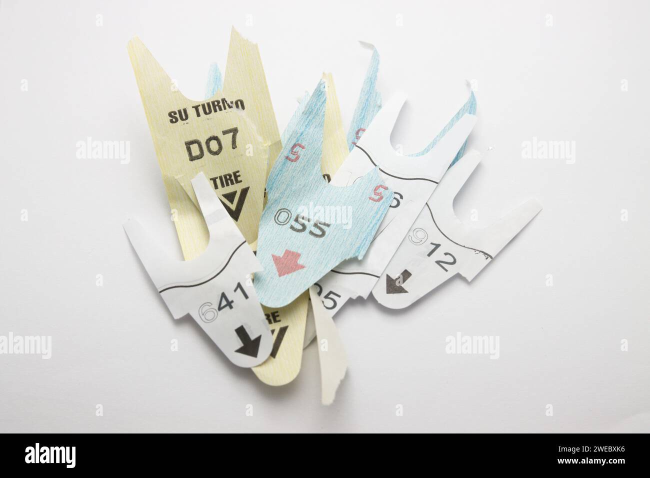 Bild von einigen verschiedenen Tickets für verschiedene Services, die auf einem weißen Tisch isoliert sind Stockfoto
