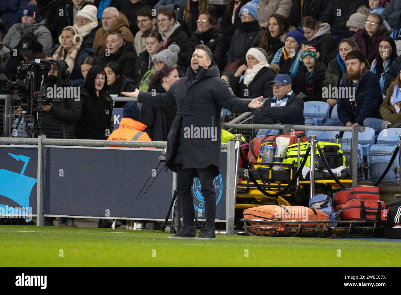 Manchester United-Trainer Marc Skinner gestikuliert am Mittwoch, den 24. Januar 2024, beim FA Women's League Cup Gruppe B Spiel zwischen Manchester City und Manchester United im Joie Stadium in Manchester. (Foto: Mike Morese | MI News) Credit: MI News & Sport /Alamy Live News Stockfoto